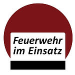 Feuerwehrleute auf der Fahrt zum Einsatz